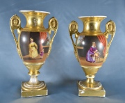 Par de vasos porcelana de Paris. Dorados, decoración de personajes. 32 cm. (403)