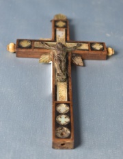 Pequeo crucifijo, de madera con incrustaciones ncar, faltantes (883)