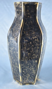 Jarrón Samson porcelana con hojas doradas. Hexagonal. Peq. fisura en la base. 34 cm.(887)
