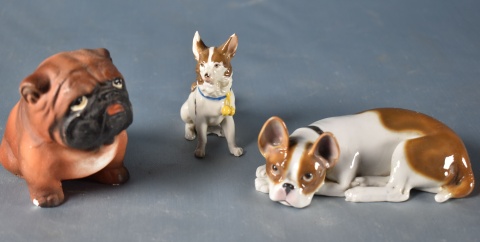 Tres perritos de porcelana distintos. (142)