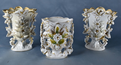 Tres vasos de porcelana isabelina. Restaurados. (399)