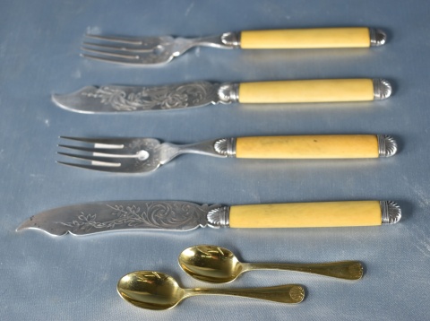 26 cubiertos para pescado, cabos de marfil, franceses: 12 tenedores, 12 cuchillos, 2 pz de servir. Desperfectos (796)