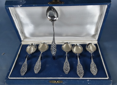 Seis cucharitas de metal en caja (798)
