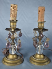 Par de pequeños candeleros de bronce con caireles(858)