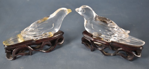 Dos aves de cristal de roca, pie de madera. Una restaurada. (75)