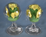 Dos sulfuros con flores en verde, con pie de copa. (191)