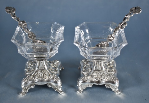 Cuatro saleros de plata con recipientes de cristal y cucharas con hojas de parra. Cascaduras (648)