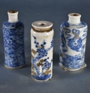 Tres vasos pequeños orientales de porcelana con esmalte celeste. 6 cm. (201)