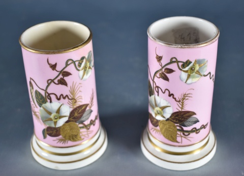 Par de vasos cilíndricos de porcelana rosa con flores. 12 cm. (415)