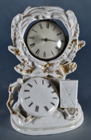 Porta reloj porcelana isabelina con reloj bolsillo, no funciona. (397)