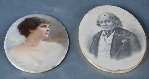 Dos placas ovales, personaje femenino y masculino, 8 cm.(414)