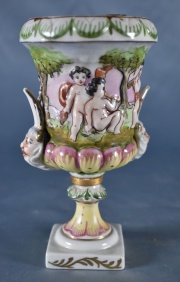 Vaso porcelana de Napoli, 15 cm. Restaurado. (841)