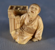 OKIMONO figura de marfil, con cajita. (1017)