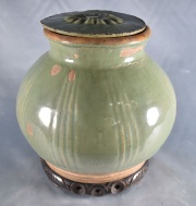 Pote con tapa, oriental, recubierto esmalte verde. Base madera. (525)