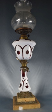 Lámpara quinqué de opalina Blanca con diseño de trebol, con tulipa y fanal. Faltantes (235)