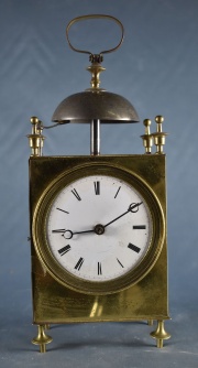 Reloj de mesa de bronce con campana superior. Cuadrante de esmalte blanco. 28 cm. (446)