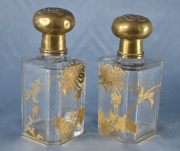 Par de perfumeros cristal facetados, con diseños en dorado. (318)