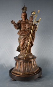 Virgen con Niño, talla de madera. Base dorada. (270) y con Fanal de vidrio (815)