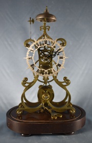 Reloj de mesa Skeleton, de bronce, con fanal. (284)