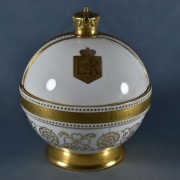Caja porcelana conmemorativa Isabel II, restaurada con fisuras. (447)