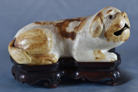 Perro-Quimera de porcelana china, base de madera