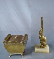 Caja y conejo de bronce dorado. 2 Piezas
