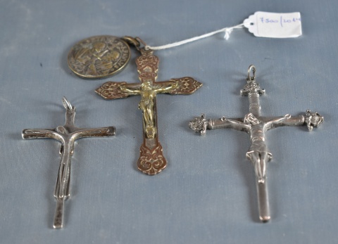 Tres peq. crucifijos de metal. y medalla Pio XII