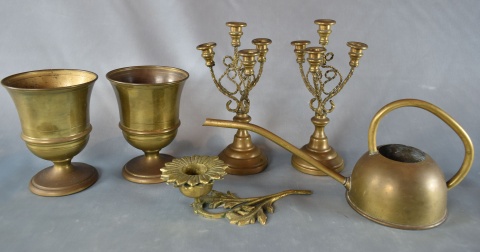 Lote de bronces dorado: aceitera sin tapa, 2 candelabros, 2 copas, 1 candelero. 6 Piezas