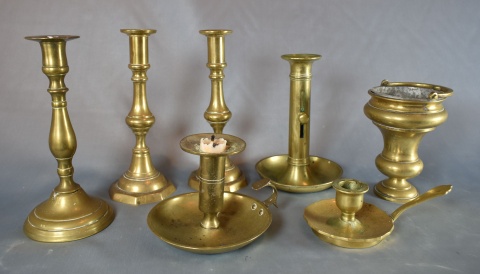 Lote de bronces dorados, acetre y 6 candeleros. 7 Piezas