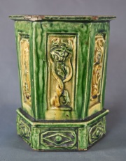 Cache pot oriental de cerámica hexagonal verde y ocre.