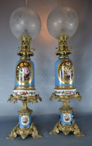 Par de lámparas victorianas de porcelana turquesa y bronce con tulipas(160)