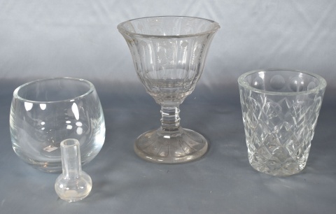 Cuatro piezas de vidrio tallado, una con cachaduras + jarra con rajadura
