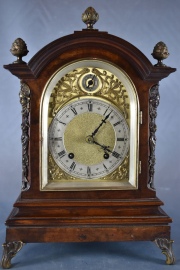 Reloj de chimenea inglés, caja de nogal. (333)