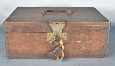 Caja de madera con candado y chapitas de pago de esquila. (876)