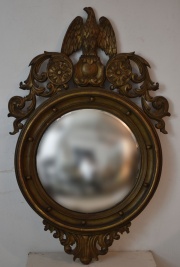 Espejo estilo Regency, circular, marco tallado con figura de águila. Desperfectos. (13)