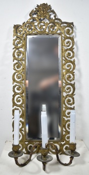 Par de apliques con fondo de espejo, bronce calado, Tres brazos. Con pantallas.(298)