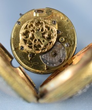 Reloj de bolsillo De bronce dorado con figura femenina de esmalte. (560).