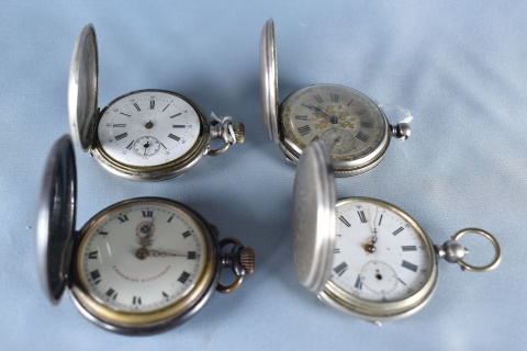 4 Relojes Bolsillo: Boch, Suizo. Falta perilla. De plata, faltan agujas. A.Rosskopf, metal. Roturas. (585 al 588)