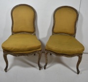 Par sillas bajas Luis XV laqueadas con almohadones, tapizado amarrillo. Deterioros. (354)