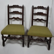 Dos sillas bajas inglesas, asiento tapizado en gross point, verde.(45)