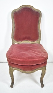 Una silla baja Luis XV con almohadones en pana bordó. Siglo XVIII (159)
