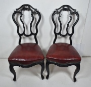 Par de sillas bajas Victorianas, asiento cuero bordó(378)