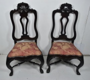 Par de sillas victorianas tapizadas en tela brick. Deterioros. (150)