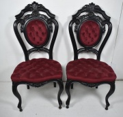 Dos sillas Victorianas bajas con rueditas. Tapizado bordó. Averías. (47)