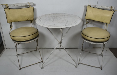 Mesa y cuatro sillas de jardn, de hierro blancas.
