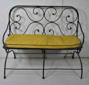 Cuatro piezas de jardn con almohadones amarillos, sof y tres sillas. (344)