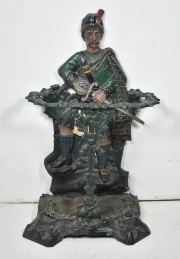 Paragüero de hierro con figura de soldado escocés. (268)