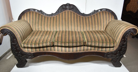 Tres piezas Victorianas de sala: sofa y dos sillones, tapizados en pana a bastones, verde y rosa. Restauraciones. (49)
