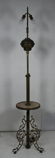 Lámpara de pie de bronce con un plano de mármol (361)