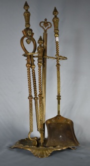 Soporte para chimenea de bronce con atizador, pala y pinza. (178)